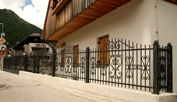 Zelo dolga samonosna drsna vrata, vrata za osebni prehod in zelo masivna in bogata vrtna ograja