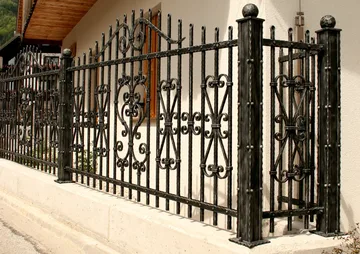 Kovana drsna vrata in vrtna ograja, Kranjska Gora, Tolčeno (“kovano”) palično jeklo 16×16, 16×8 in 30×8 mm