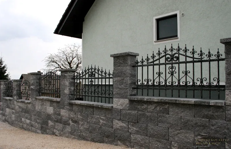 Kovana ograja, Predoslje