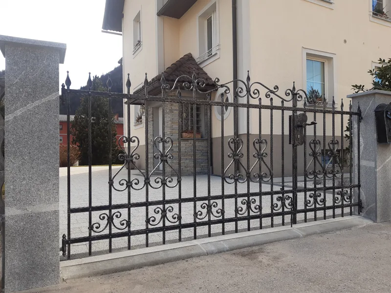 Kovana ograja z nadstreškom