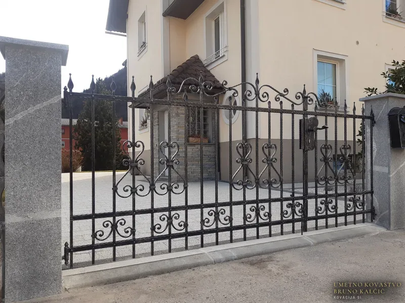 Kovana dvokrilna vrata, Javornik.