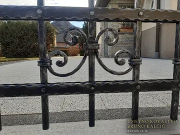 Kovana dvokrilna vrata, Javornik, Tolčeno (“kovano”) palično jeklo 16×16, 16×8 in 30×6 mm