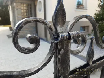 Kovana dvokrilna vrata, Javornik, z nabiralnikom