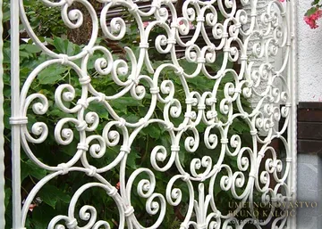Kovana čipka v beli barvi