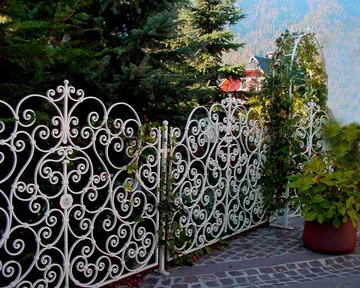 Kovana ograja na terasi gostinskega lokala, Kranjska Gora, Vrtna vrata in ograje