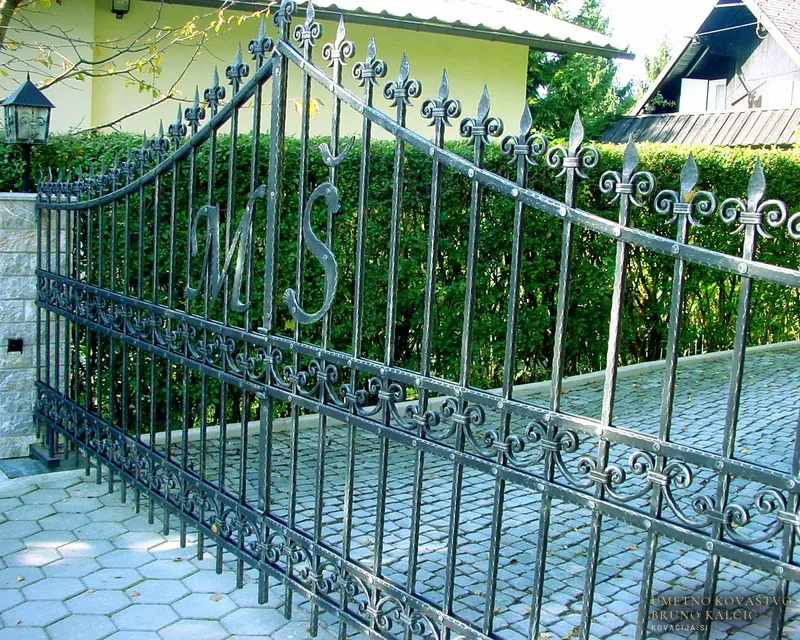 Kovana vrata z monogramom, Zalog