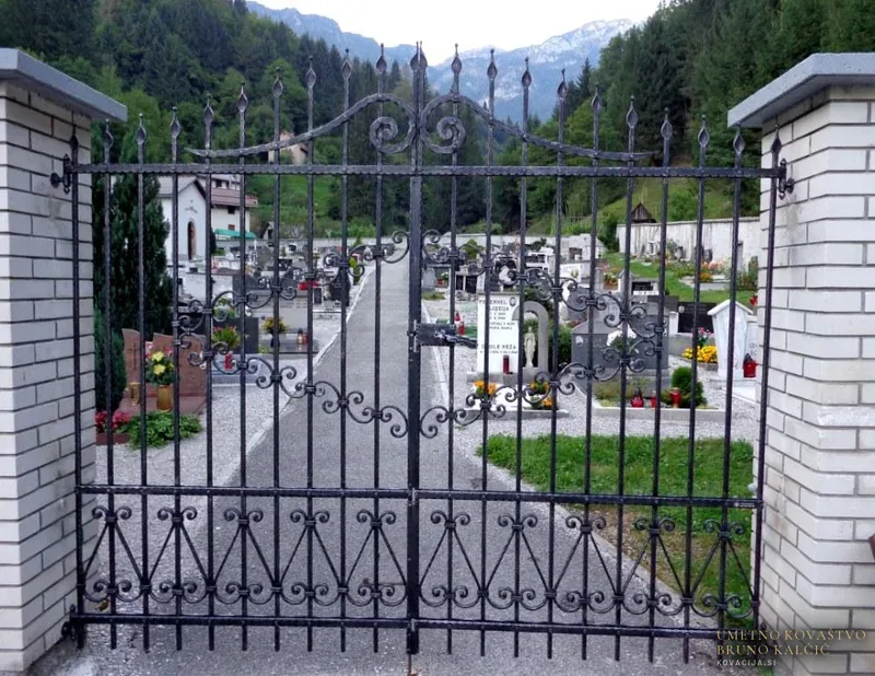 Kovana vrata na pokopališču, Podbrdo