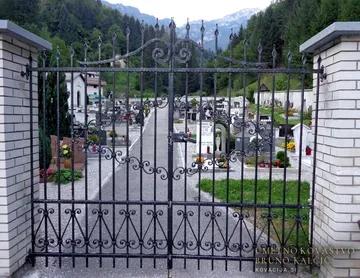 Kovana vrata na pokopališču, Podbrdo, Vrtna vrata in ograje