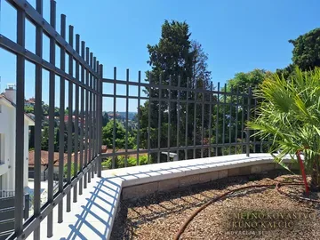 Kovinska vrtna ograja okrog terase z gredo, pogled od znotraj