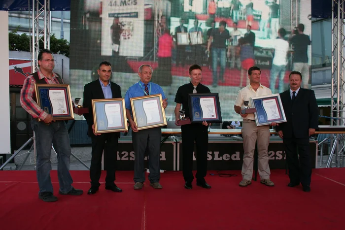 Dobitniki sejemskih priznanj OZS. Bruno Kalčič skrajno levo, predsednik zbornice skrajno desno.