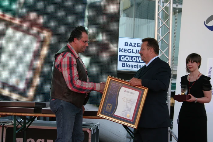 Podelitev na sejemskem odru. Priznanje izroča predsednik zbornice Štefan Pavlinjek.