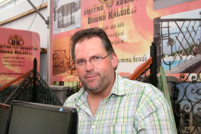 Naš sejemski prostor v Celju. Za nami ograje, ki so na sejem prišle iz iste delavnice.