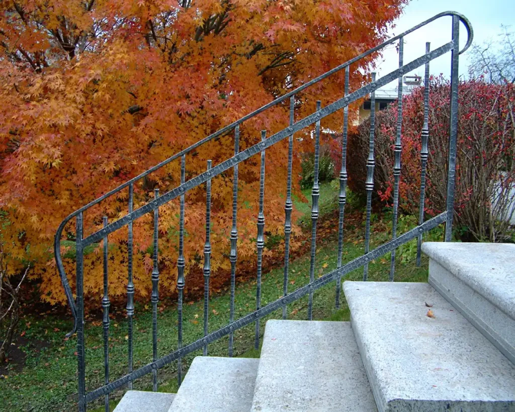 Kovana stopniščna ograja