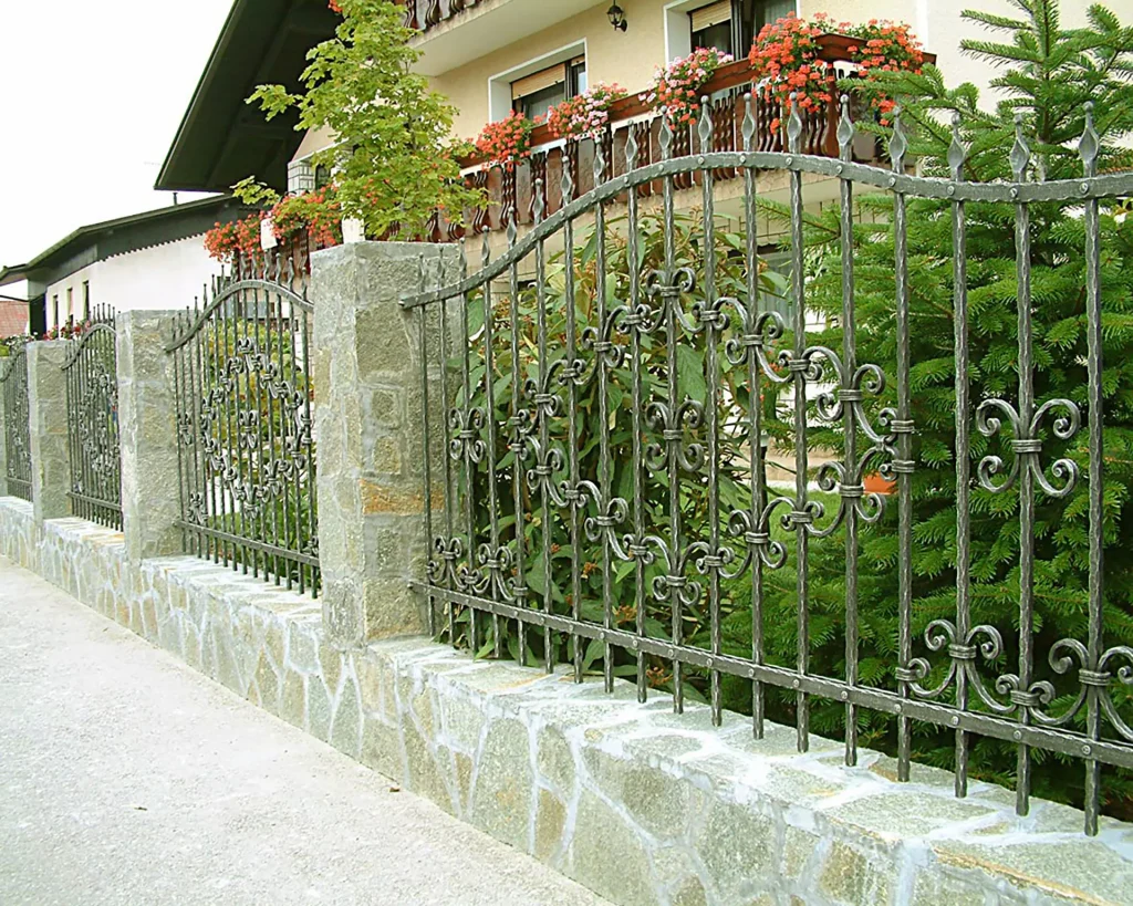 Kovana vrtna vrata in ograja